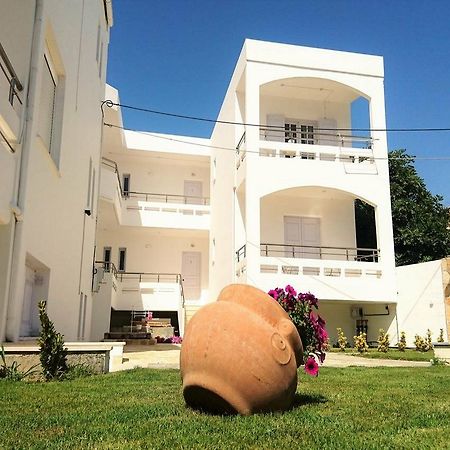 Crown Apartments كاليفيس المظهر الخارجي الصورة