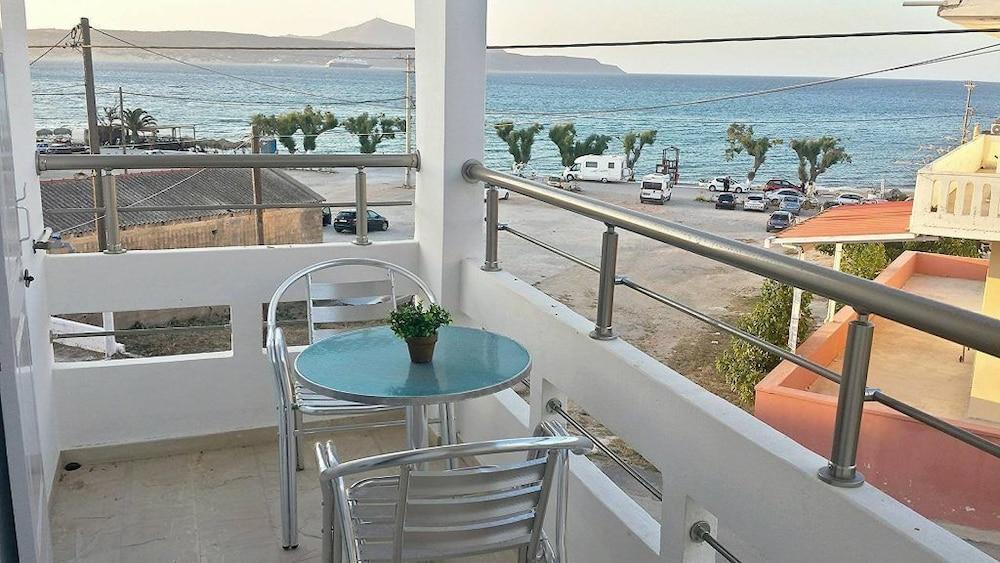 Crown Apartments كاليفيس المظهر الخارجي الصورة