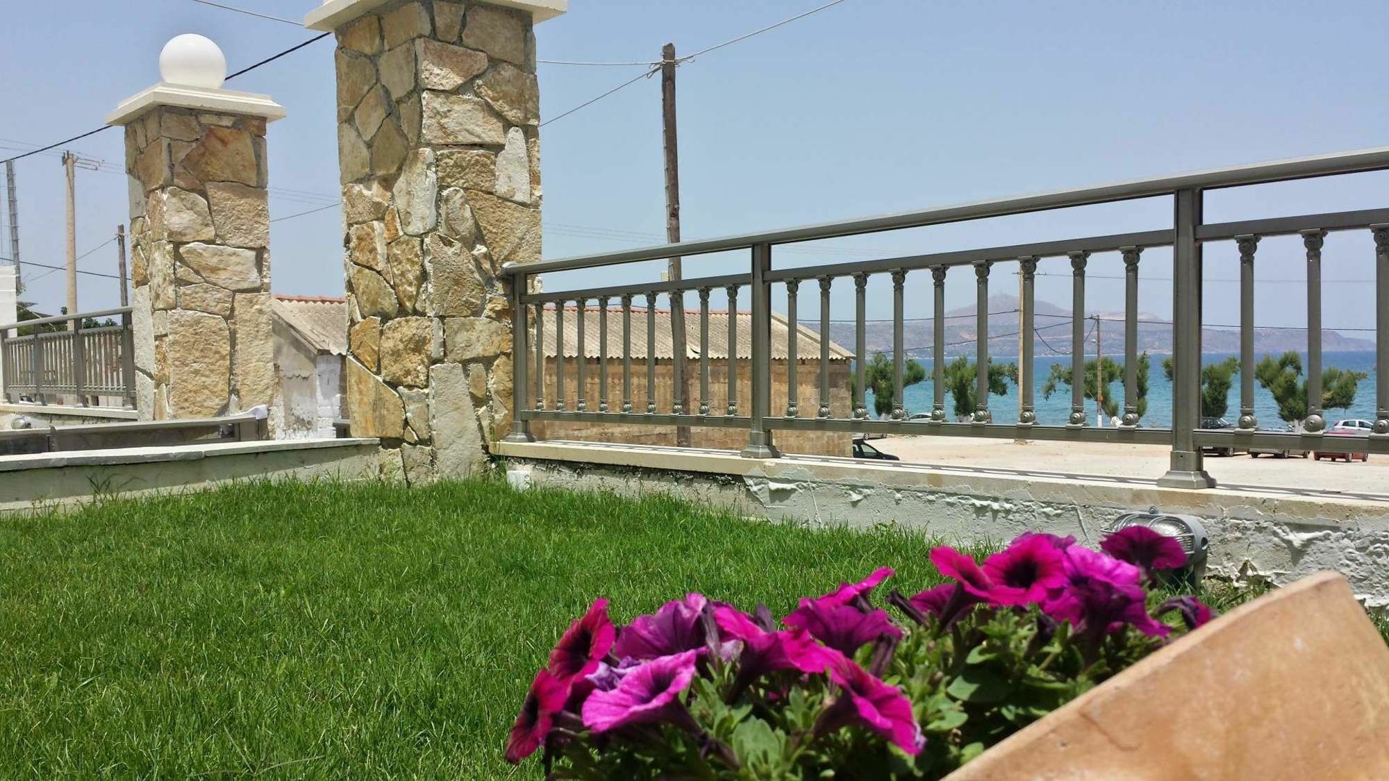 Crown Apartments كاليفيس المظهر الخارجي الصورة