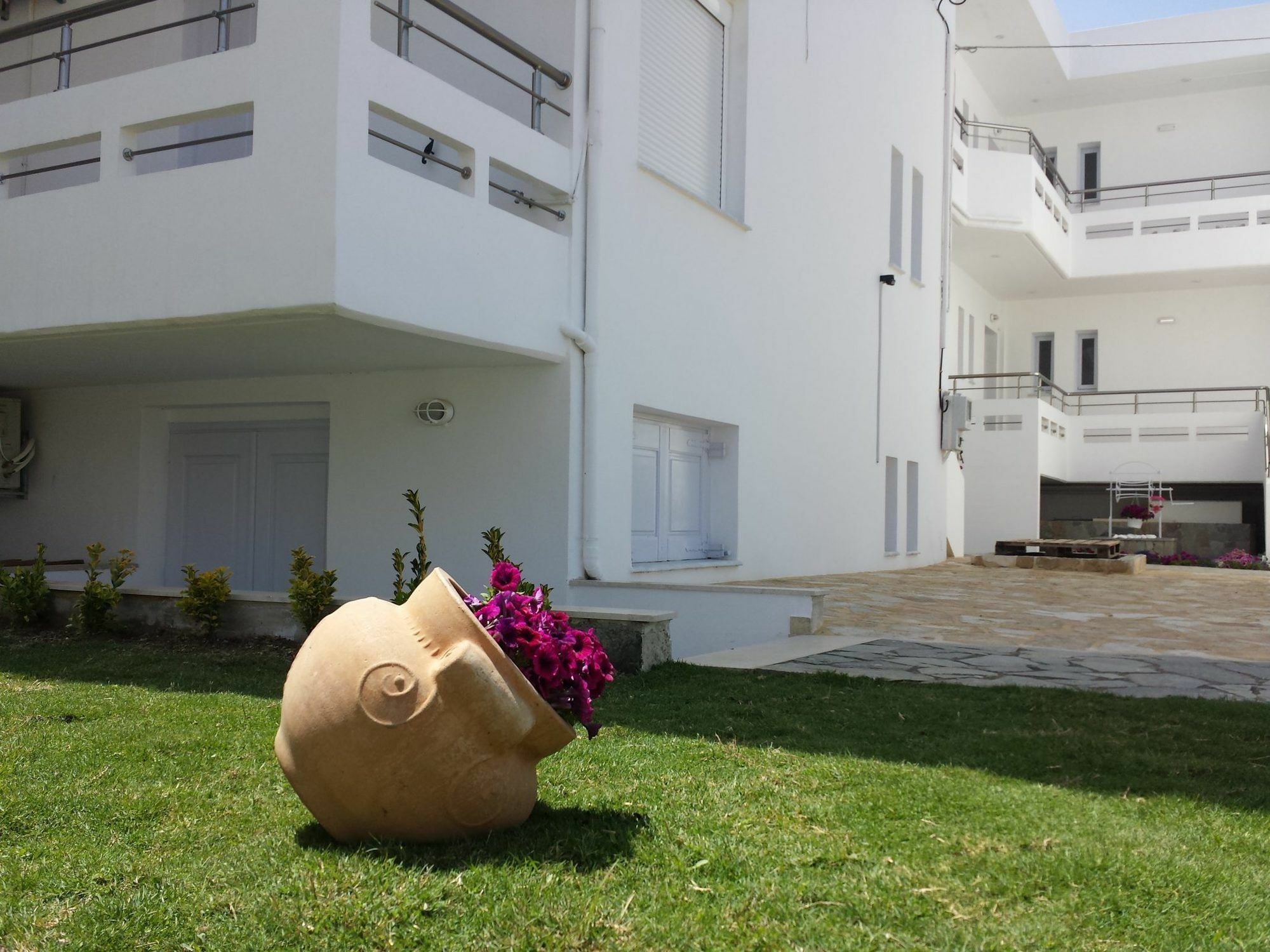 Crown Apartments كاليفيس المظهر الخارجي الصورة