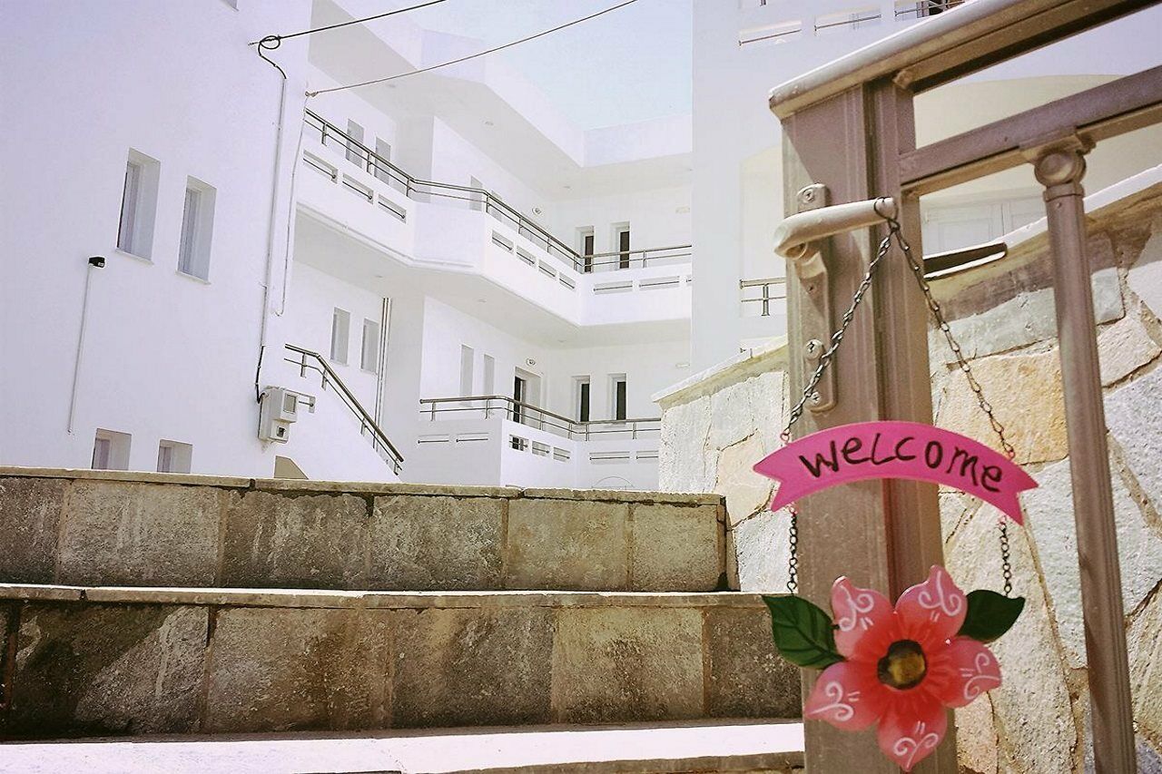 Crown Apartments كاليفيس المظهر الخارجي الصورة