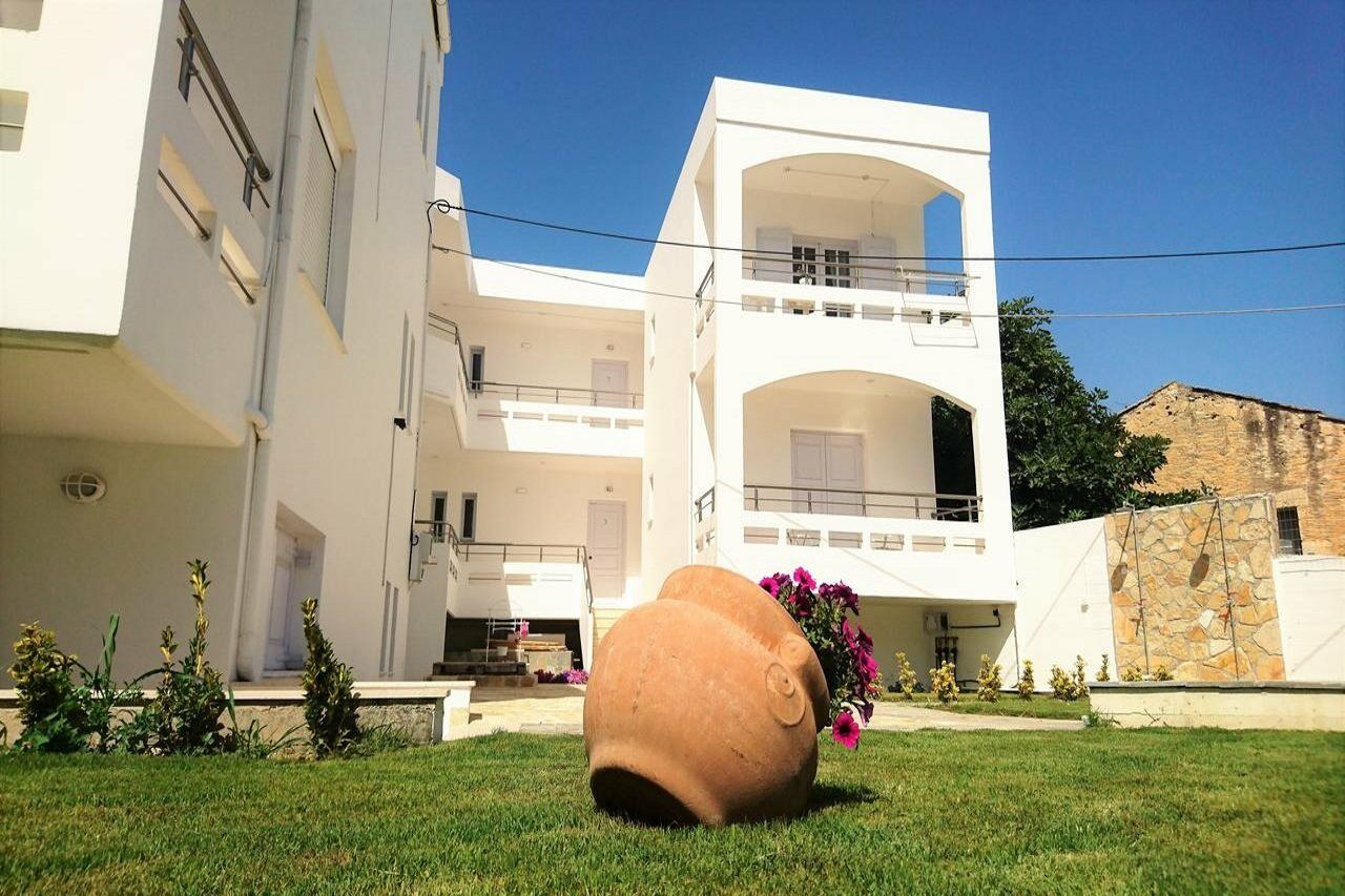 Crown Apartments كاليفيس المظهر الخارجي الصورة