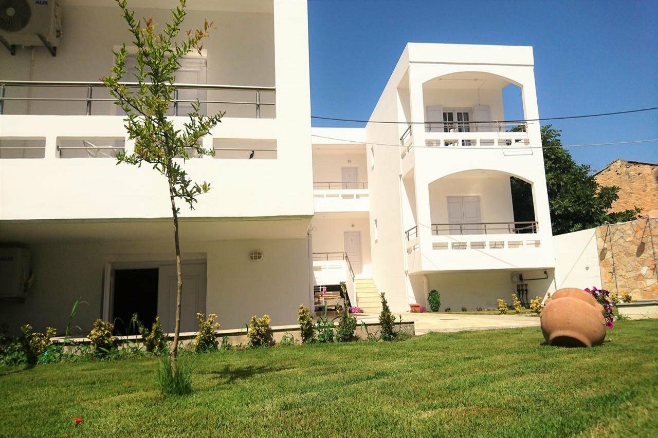 Crown Apartments كاليفيس المظهر الخارجي الصورة